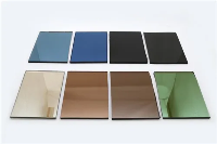 Getint en reflecterend glas